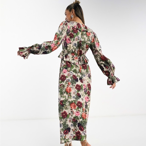 & Other Stories | V Neck Frill Midi Dress in Vintage Floral Print - Picture 16 of 16